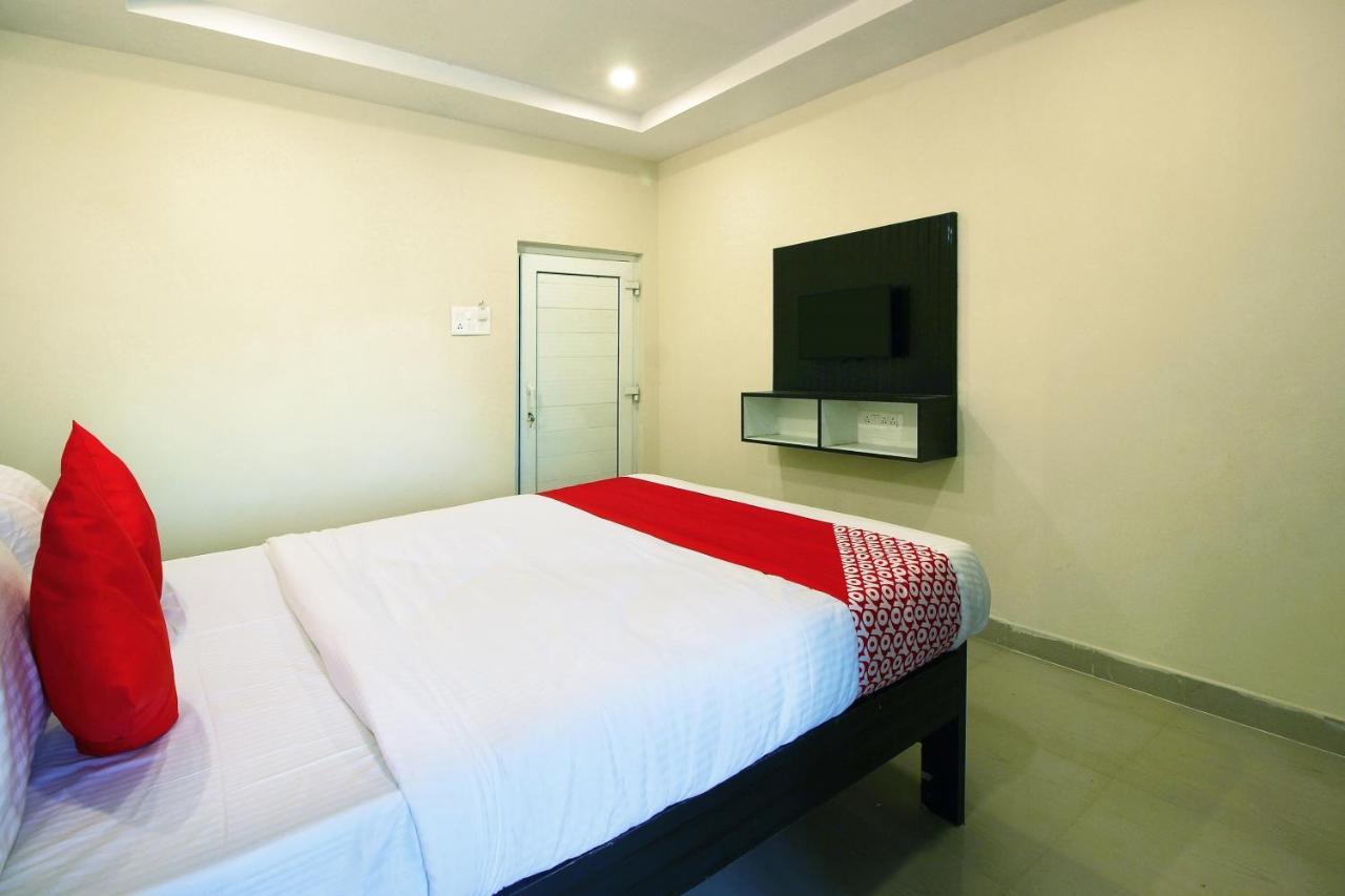 Oyo Sri Vinayaka Grand Hotel Shamshabad Ngoại thất bức ảnh